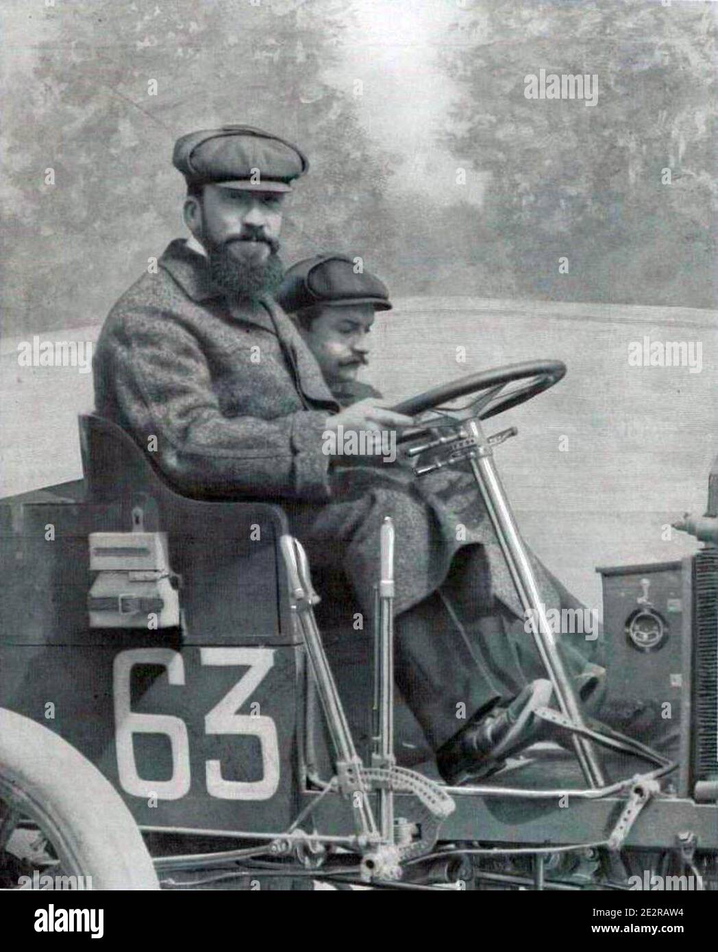Marcel Renault con su chauffeur y mecanico René Vauthier en la carrera  Paris-Madrid Stock Photo - Alamy