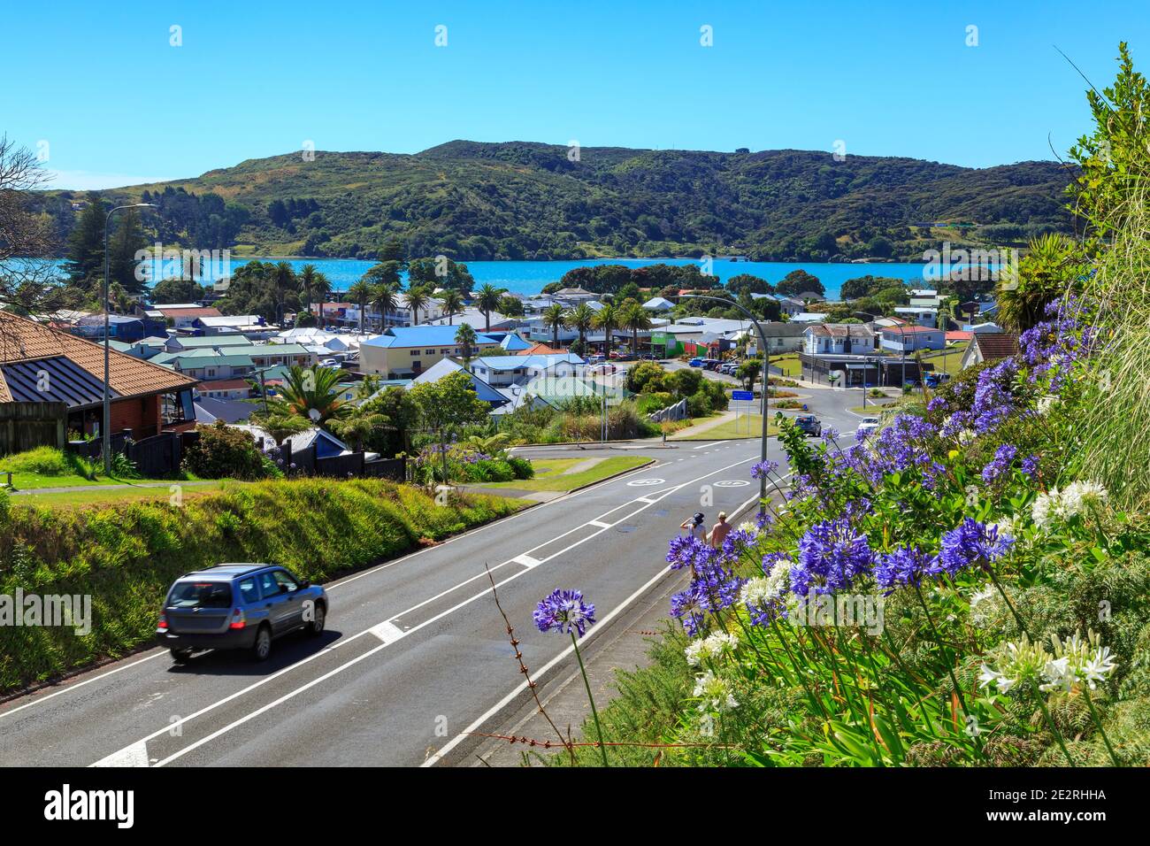 The road into Raglan, a small seaside town in New Zealand and a popular summer destination for surfers and holidaymakers Stock Photo