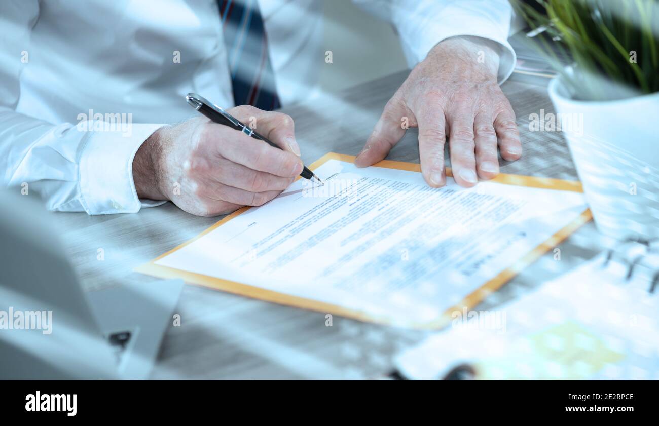 Hand of businessman signing a contract; light effect Stock Photo - Alamy