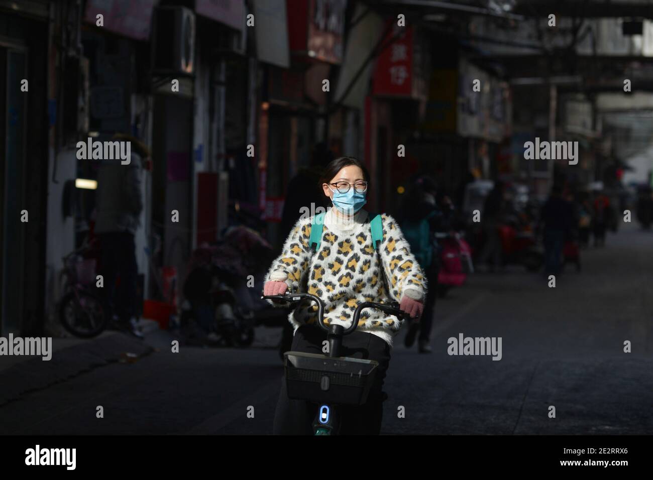 Chinese women wearing facemasks hi-res stock photography and images - Alamy