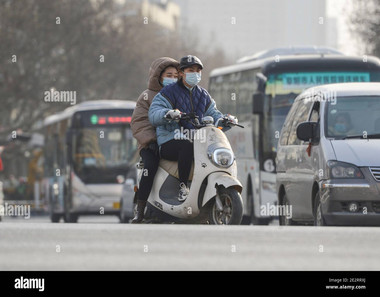 Chinese women wearing facemasks hi-res stock photography and images - Alamy