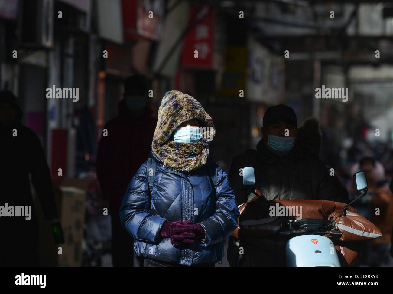 Chinese women wearing facemasks hi-res stock photography and images - Alamy