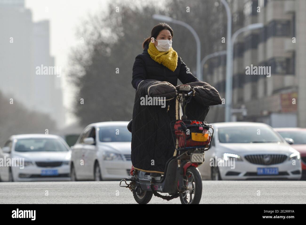 Chinese women wearing facemasks hi-res stock photography and images - Alamy