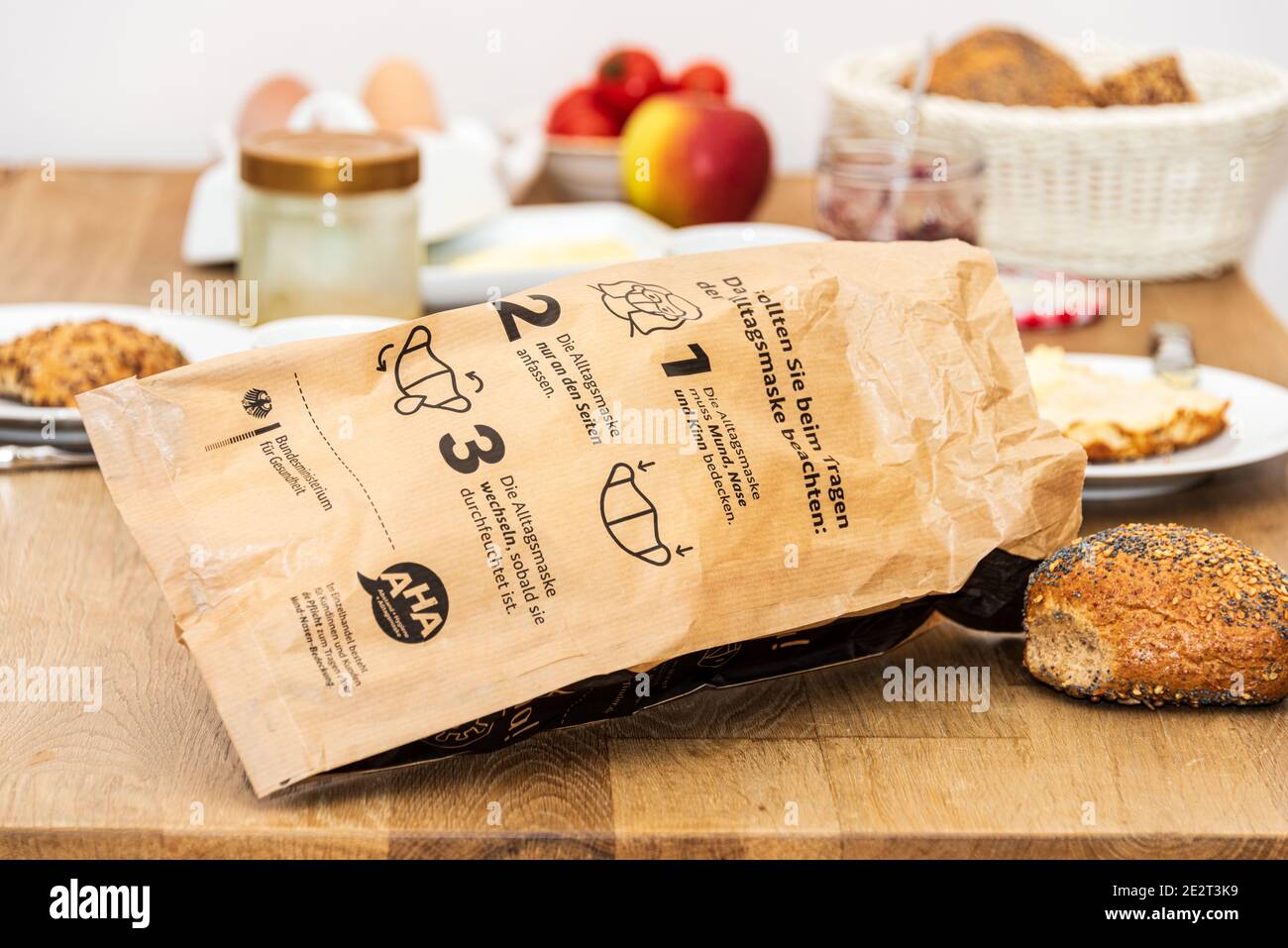 Eine Aktion der Bäckerinnung Brottüten mit der Aufforderung zur Nutzung von Alltagsmasken gegen die Corona-Pandemie Stock Photo