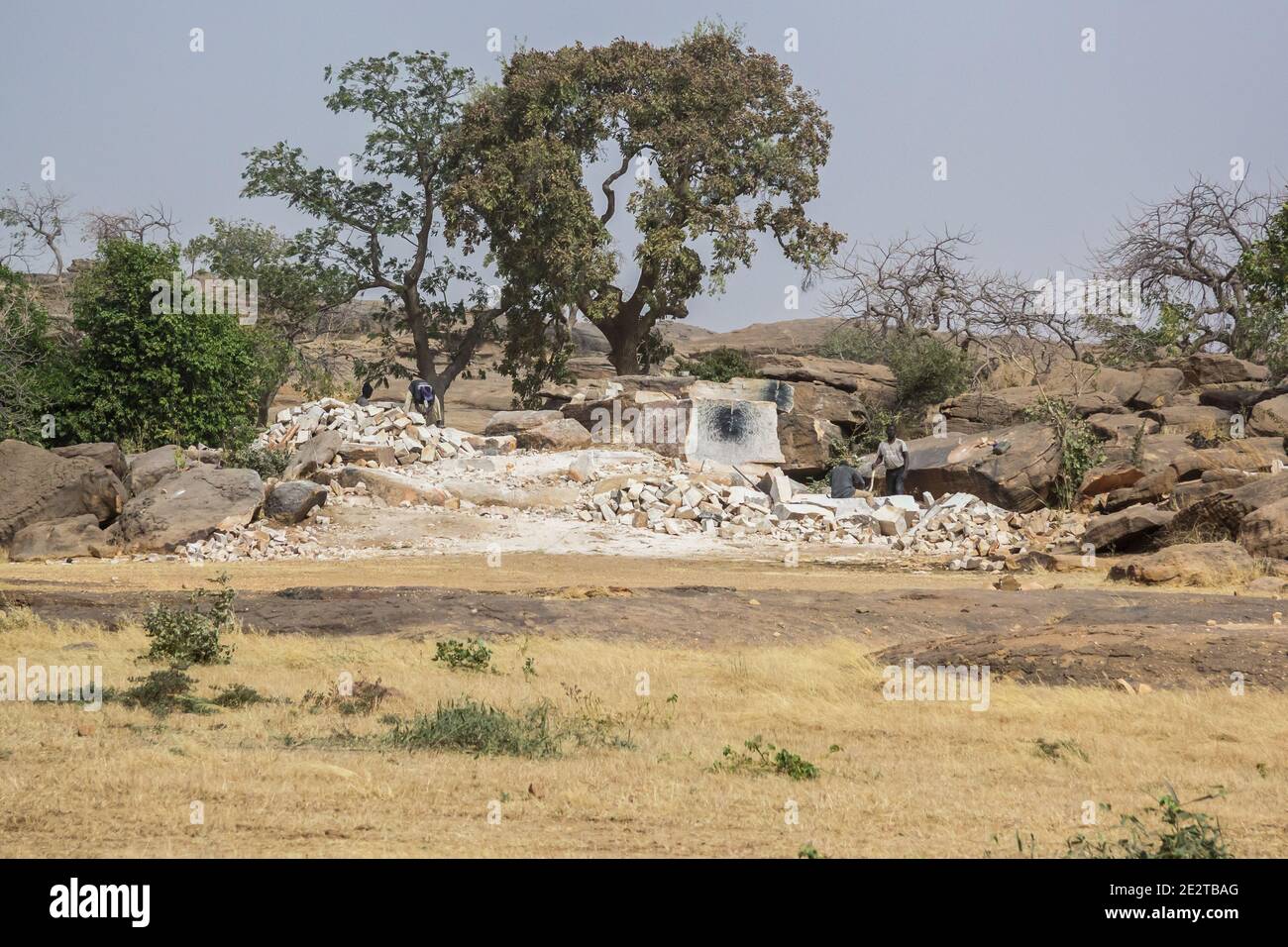 Adolescents crushing stones in a stone quarry near Segou, Mali Stock Photo