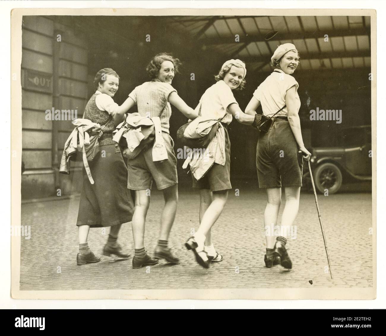 WW2 era press photo of happy young female hikers at train station, London,  U.K., 1940's Stock Photo
