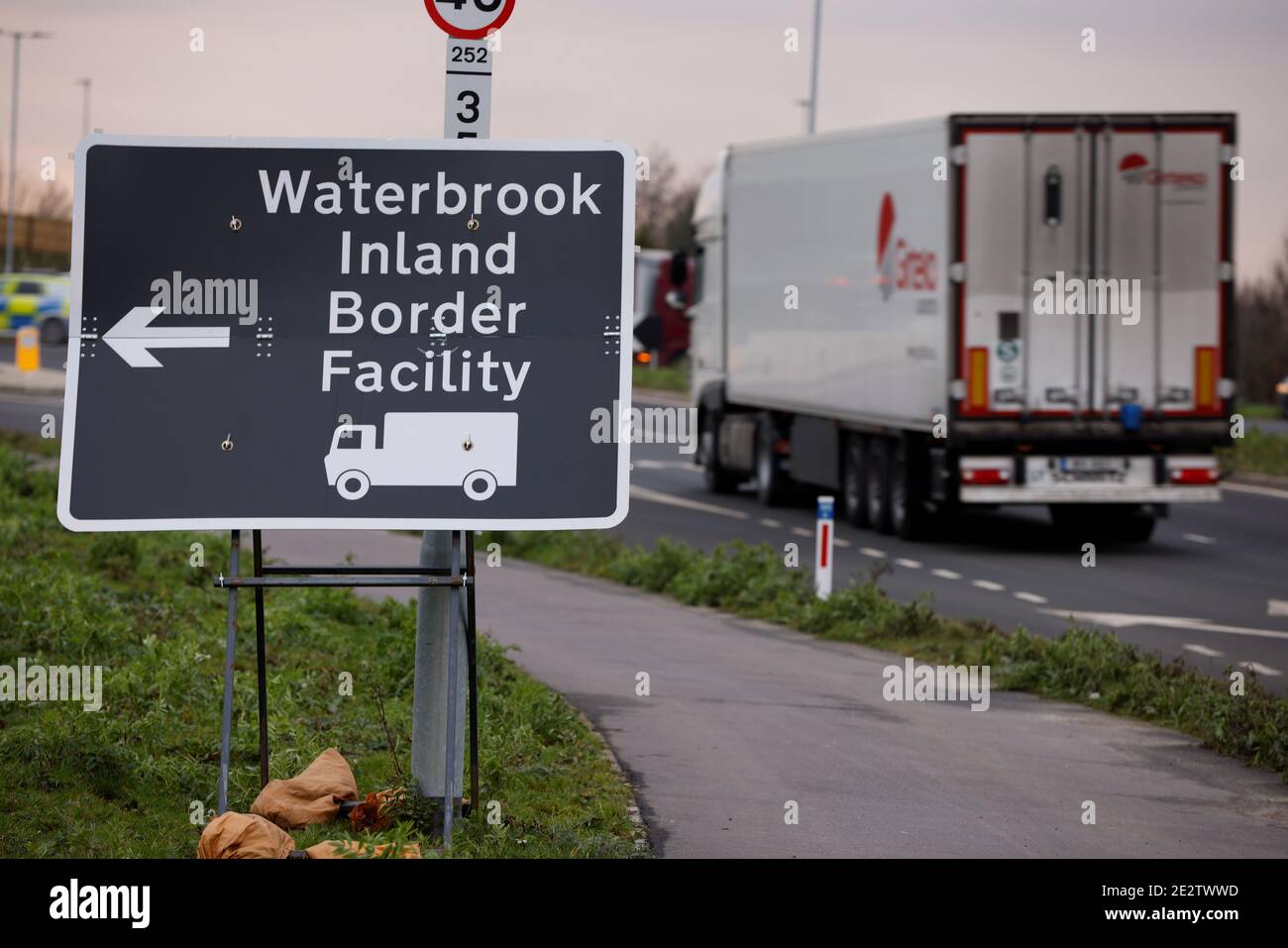 Inland border facility sign hires stock photography and images Alamy