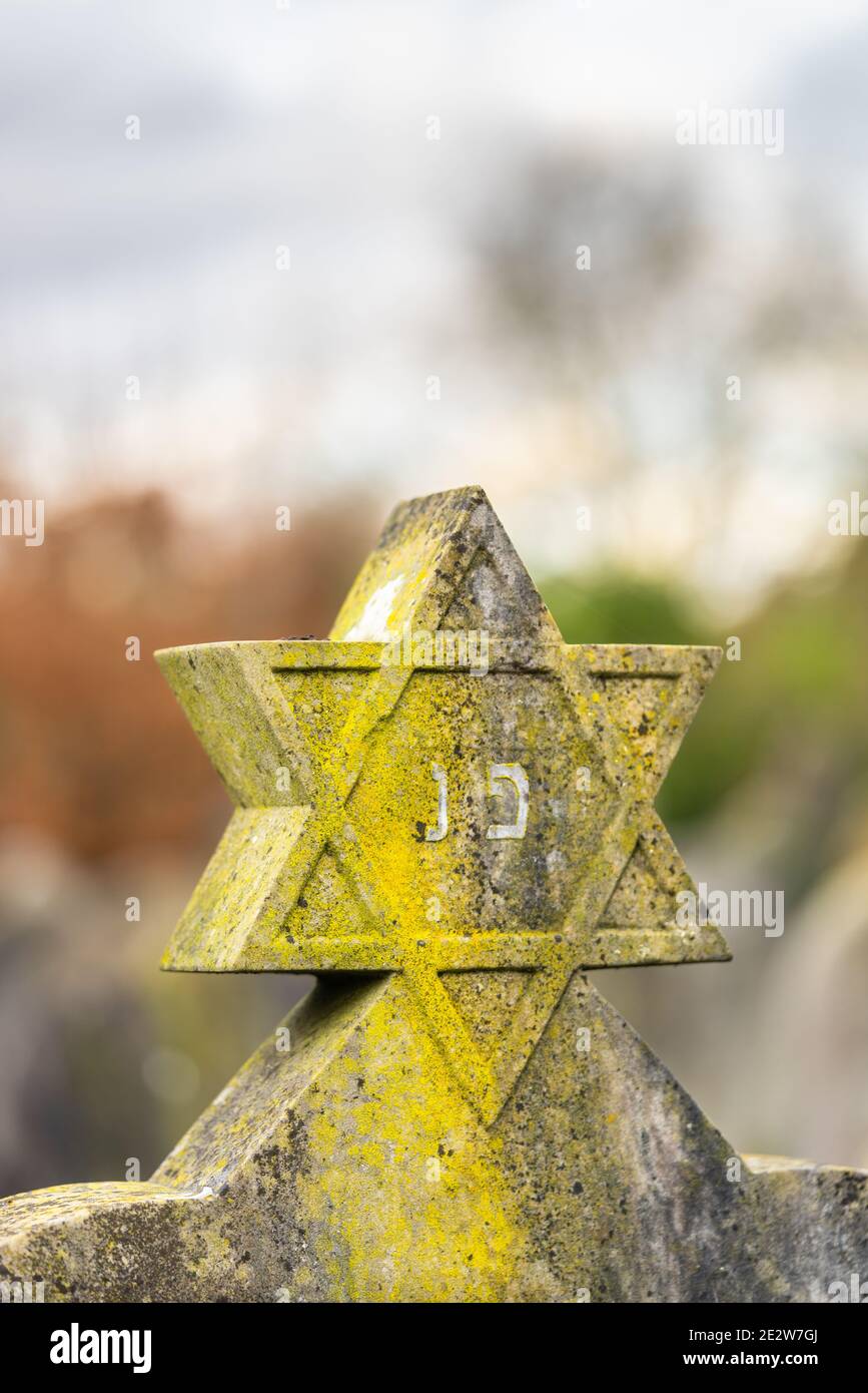 A weathered Star of David on top of a tombstone, Jewish grave with the inscription 'po nikbar' / 'po nitman' on the Old Cemetery in Southampton, UK Stock Photo