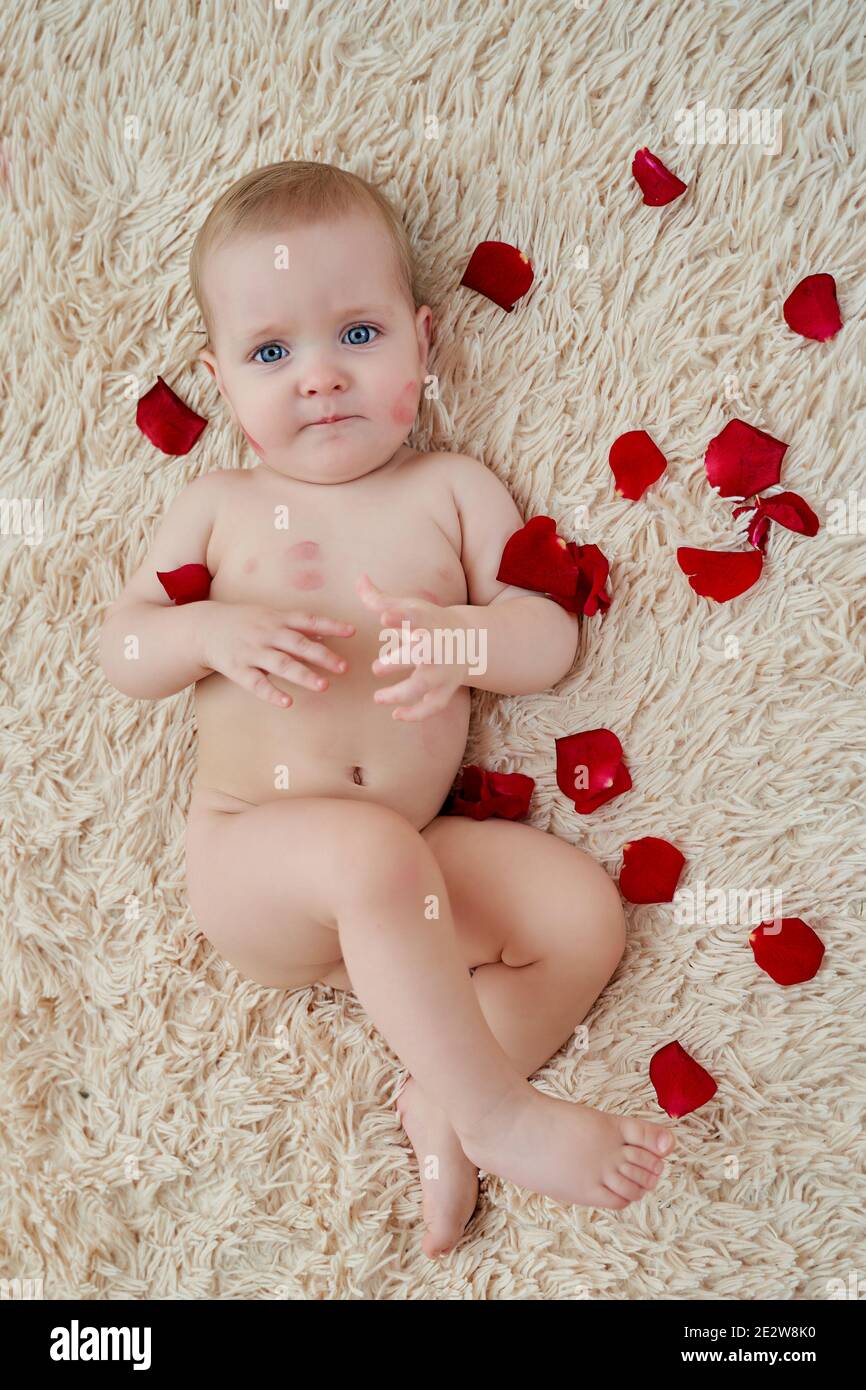 Little girl laying flowers hires stock photography and images Alamy