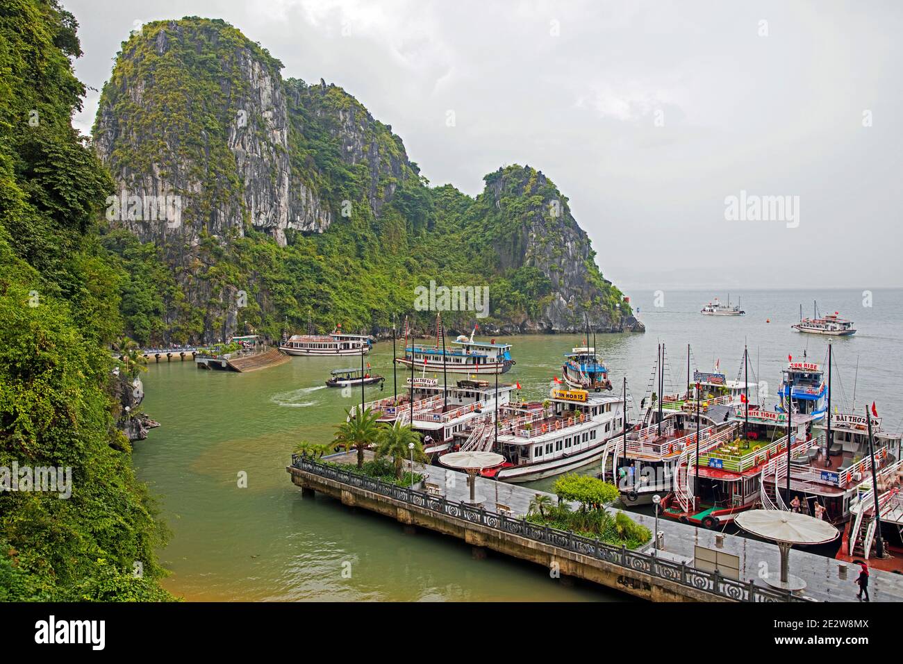 Tourist boats dropping tourists at the Thien Cung cave / Paradise cave in Ha Long Bay / Halong Bay / Vinh Ha Long, Quang Ninh Province, Vietnam Stock Photo