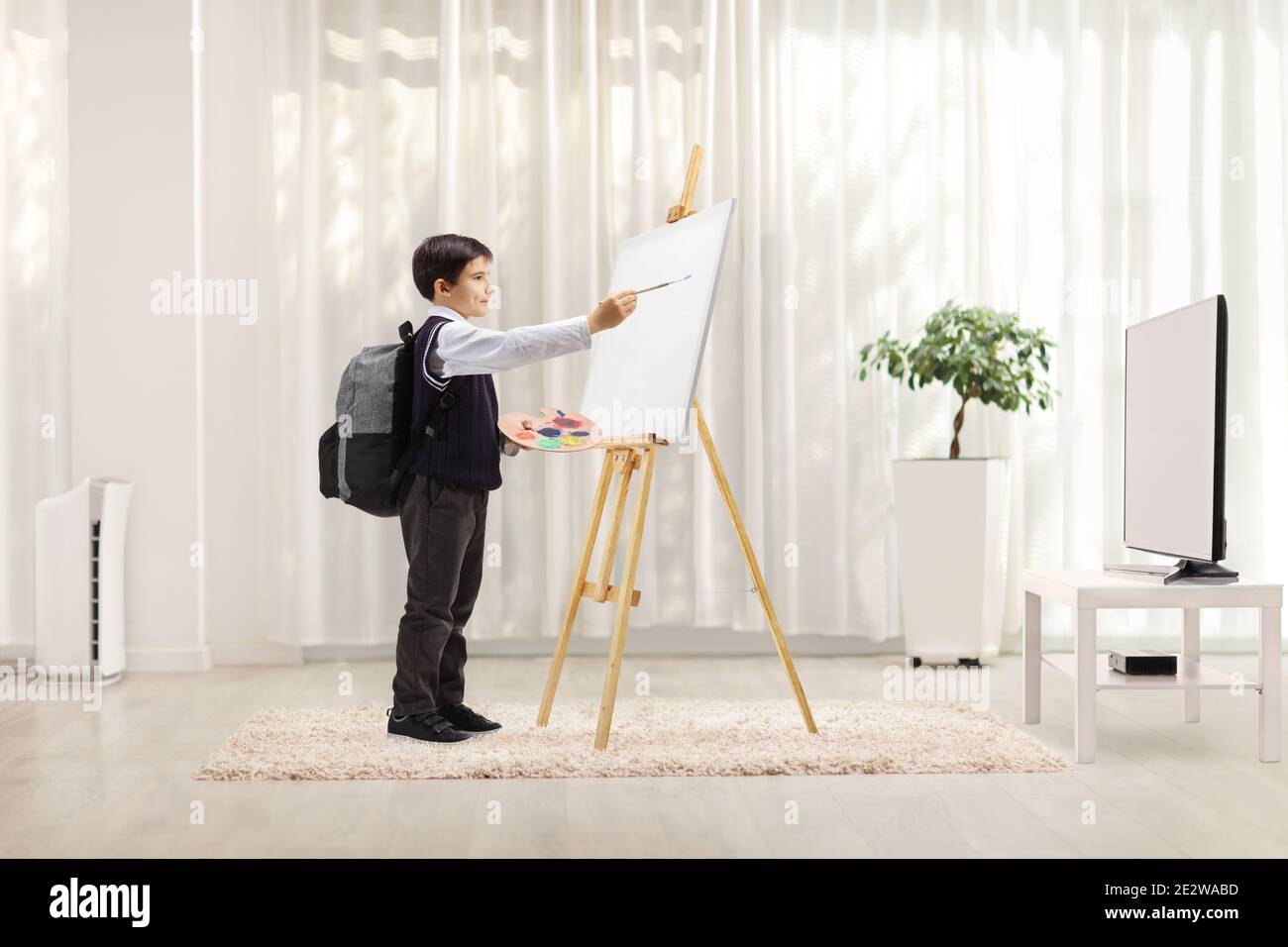 Child painting easel hi-res stock photography and images - Alamy