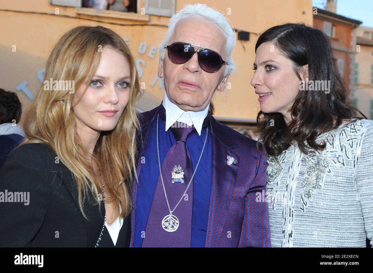 Chanel fashion designer Karl Lagerfeld, left, greets French singer and  actress Vanessa Paradis, also the wife of U.S. actor Johnny Depp, during an  aft Stock Photo - Alamy