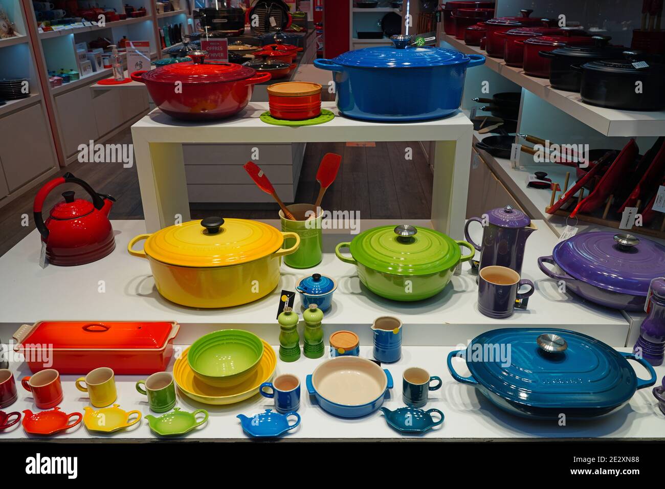https://c8.alamy.com/comp/2E2XN88/paris-france-5-jan-2021-view-of-colorful-enameled-pots-and-pans-in-a-le-creuset-store-an-expensive-brand-of-french-kitchenware-2E2XN88.jpg