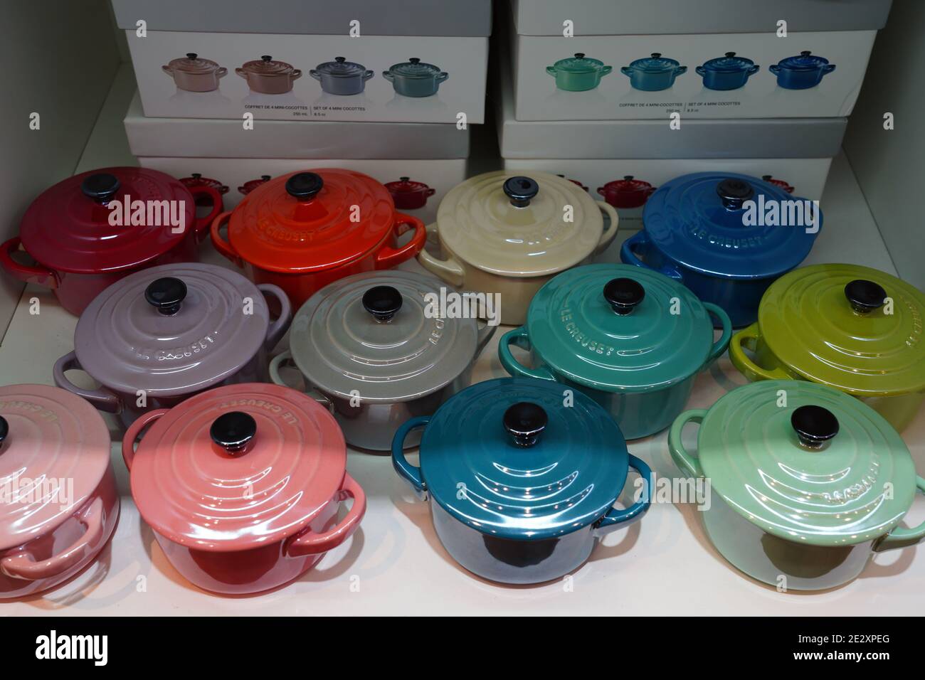 Le creuset store hi-res stock photography and images - Alamy