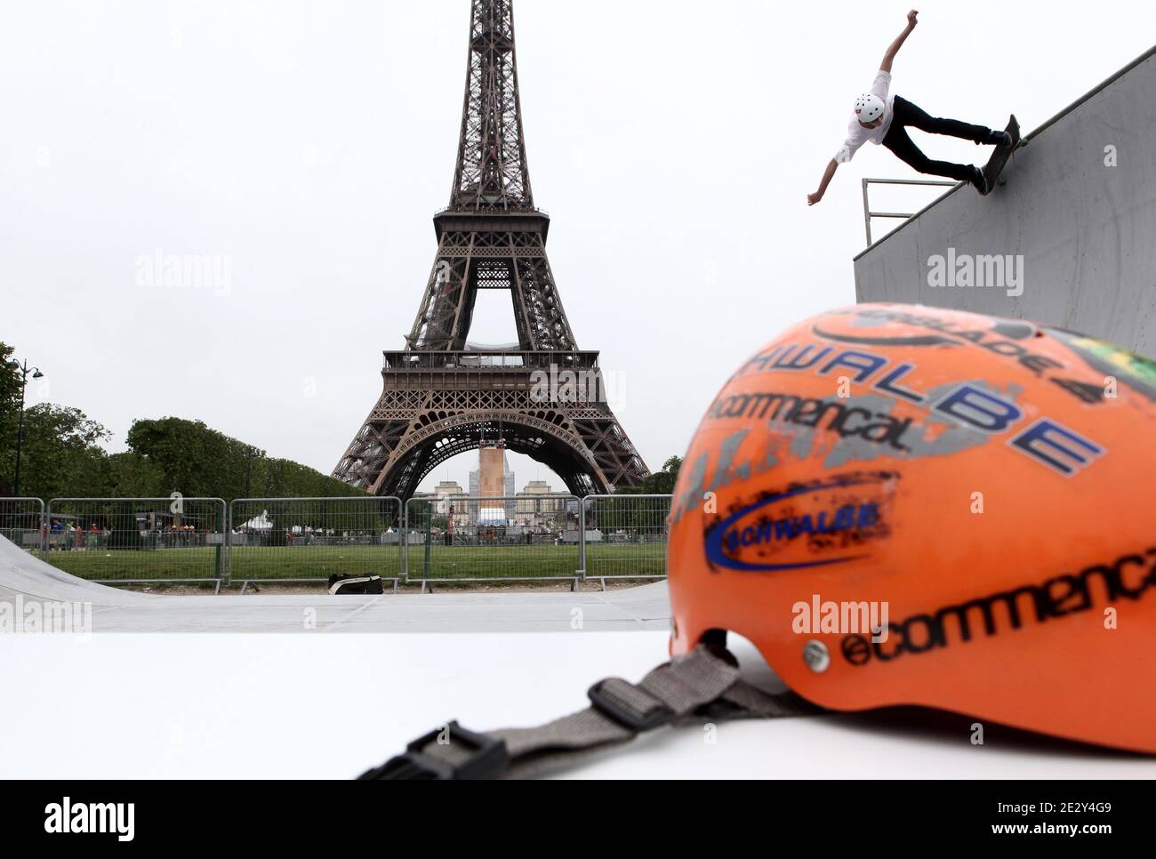 Atmosphere during the jump of French world roller champion Taig Khris under  the 'Tour Eiffel', in Paris, France, on May 29, 2010. Photo by Stephane  Lemouton/ABACAPRESS.COM Stock Photo - Alamy