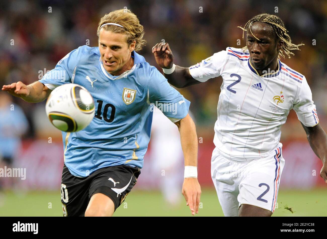 France's Bakari Sagna battles for the ball with Uruguay's Diego Forlan during the World Cup 2010 soccer match, Group A, France (France national football team) vs Uruguay of the Soccer World Cup 2010 in Capetown, South Africa on June 11, 2010. The match ended in a 0-0 draw. Photo by Henri Szwarc/ABACAPRESS.COM Stock Photo
