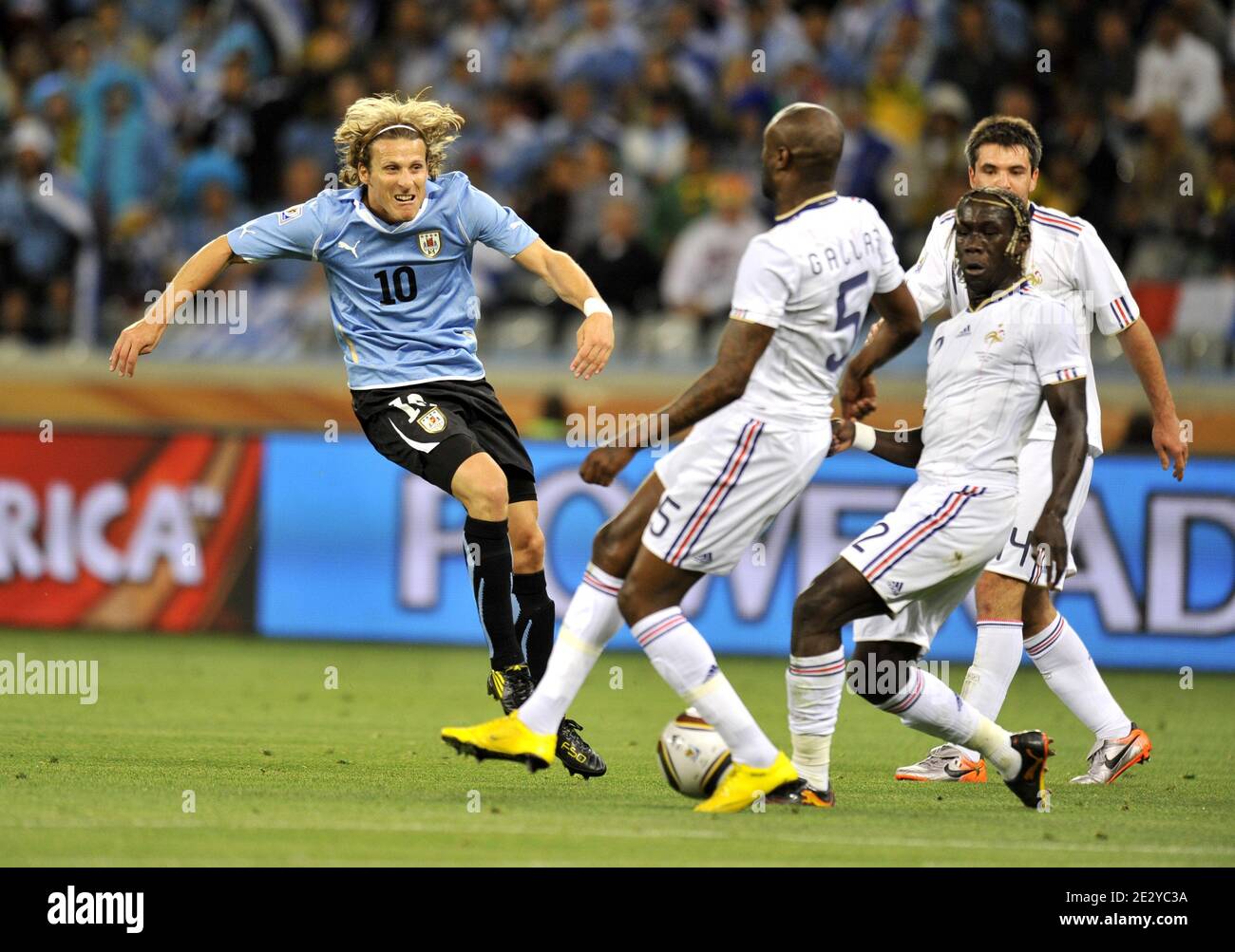 Uruguay's Diego Forlan battles for the ball with France's defenders Bacary Sagna and William Gallas during the FIFA World Cup soccer match, France (France national football team) vs Uruguay in Capetown, South Africa, on June 11, 2010. The match ended in a 0-0 draw. Photo by Christophe Guibbaud/Cameleon/ABACAPRESS.COM Stock Photo