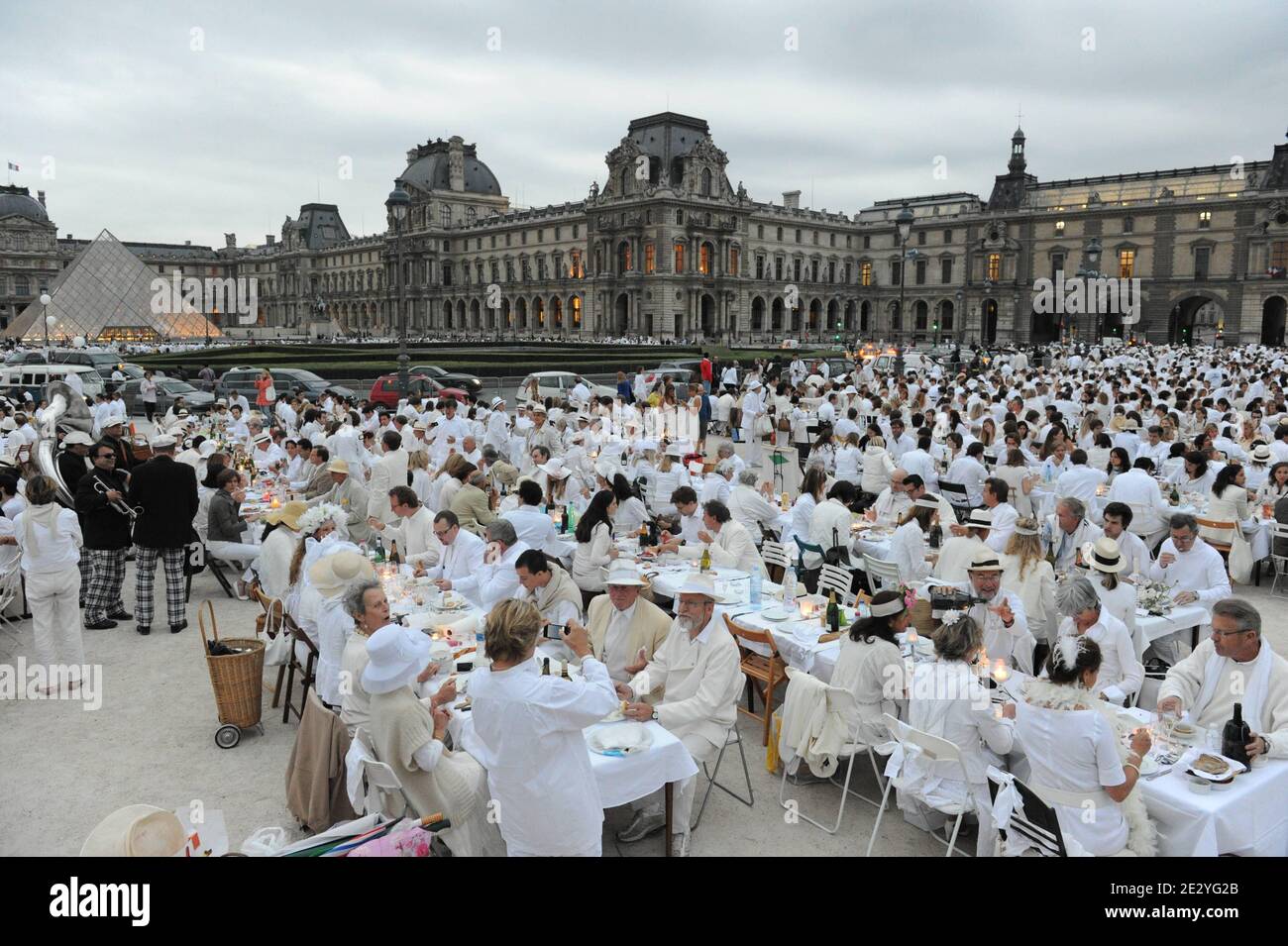 Participants take part in a big open air 'white dinner' between the Louvre  museum and the Jardin des Tuileries in Paris, on June 17, 2010. Hundreds of  people descend on one area