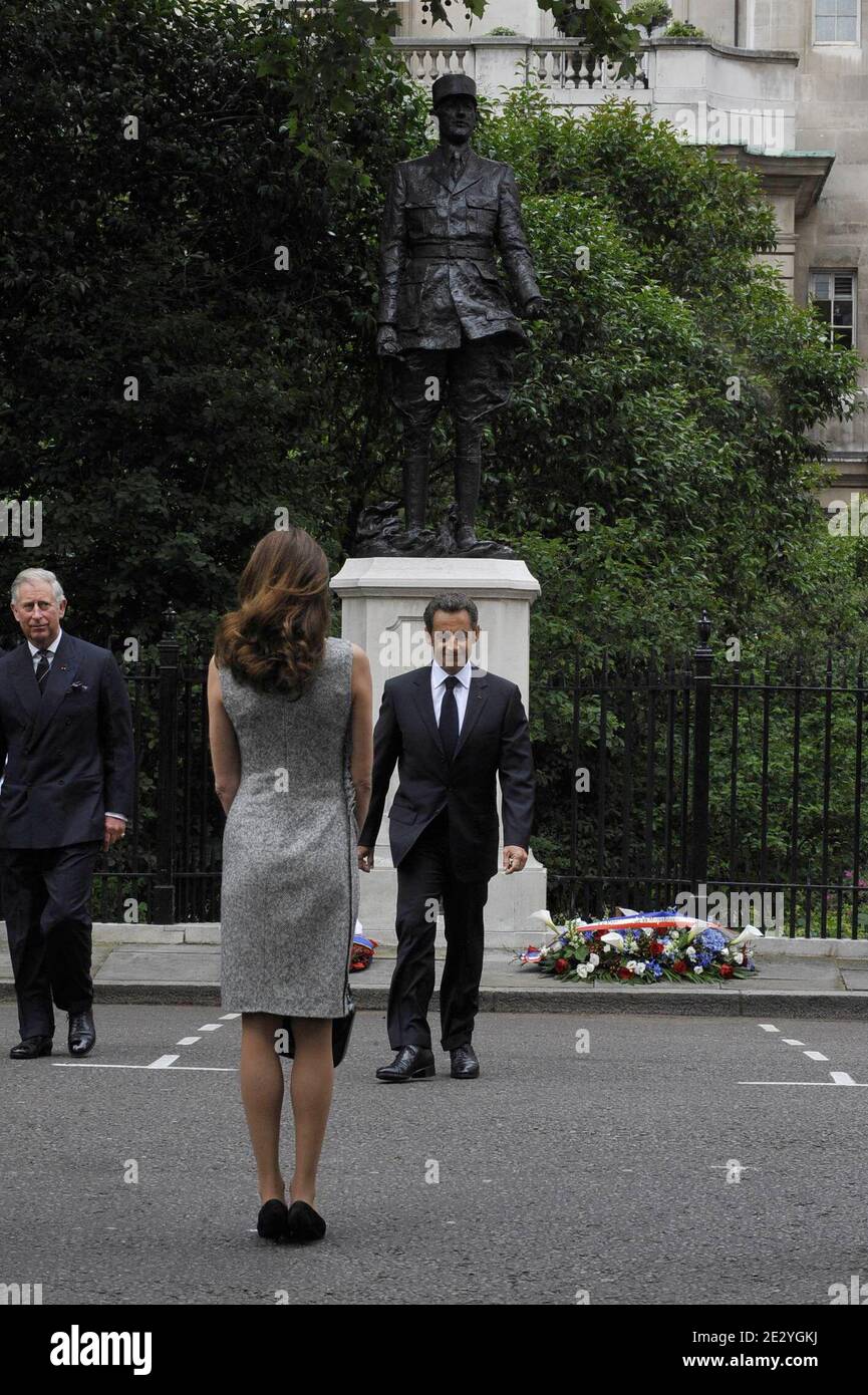 French President Nicolas Sarkozy and his wife, Carla Bruni-Sarkozy lay a wreath at the statue of General Charles de Gaulle in the presence of Prince Charles, Prince of Wales in London, UK on June 18, 2010. Nicolas Sarkozy and World War II veterans visited London to mark the 70th anniversary of Charles de Gaulle's rousing radio appeal to his compatriots to resist the Nazi occupation. On June 18, 1940, four days after the fall of Paris and as the French government prepared to sign an armistice with Germany, the exiled military leader issued an impassioned appeal over the BBC airwaves to those ba Stock Photo