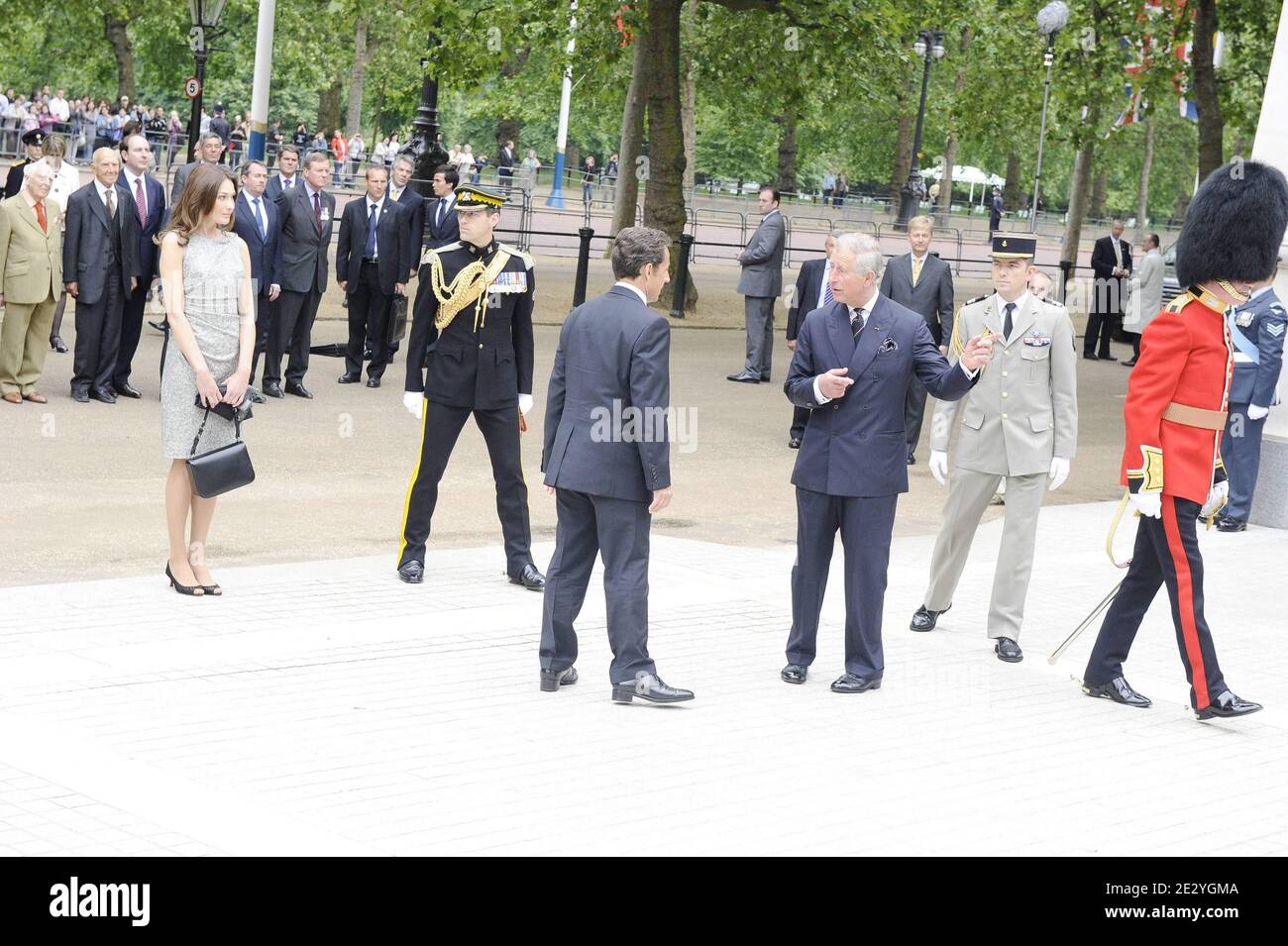 French President Nicolas Sarkozy and his wife, Carla Bruni-Sarkozy lay a wreath at the statue of Queen Elizabeth in the presence of Prince Charles, Prince of Wales in London, UK on June 18, 2010. Nicolas Sarkozy and World War II veterans visited London to mark the 70th anniversary of Charles de Gaulle's rousing radio appeal to his compatriots to resist the Nazi occupation. On June 18, 1940, four days after the fall of Paris and as the French government prepared to sign an armistice with Germany, the exiled military leader issued an impassioned appeal over the BBC airwaves to those back home. P Stock Photo