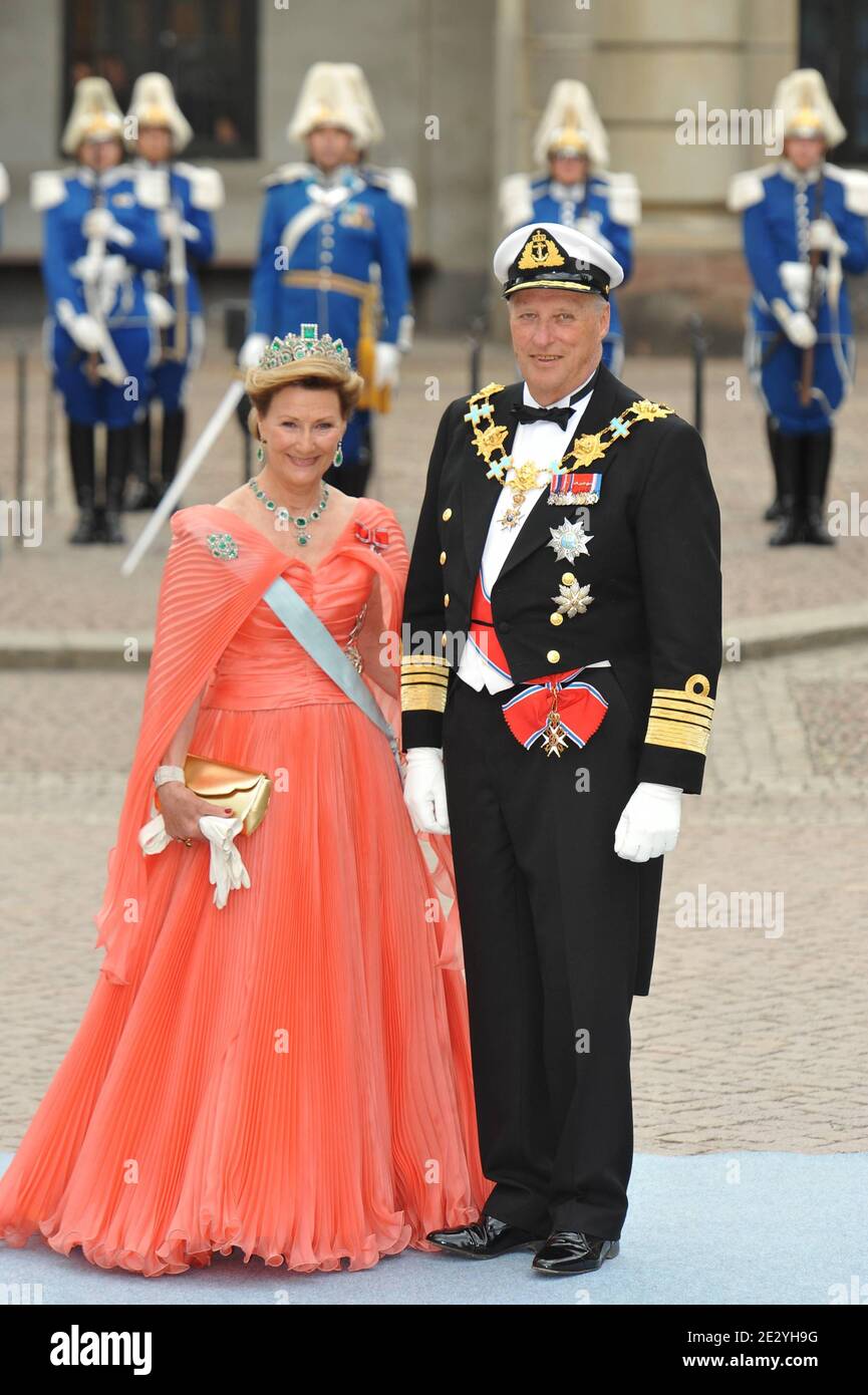 Queen Sonja and king Harald of Norway arriving to the Storkyrkan ...