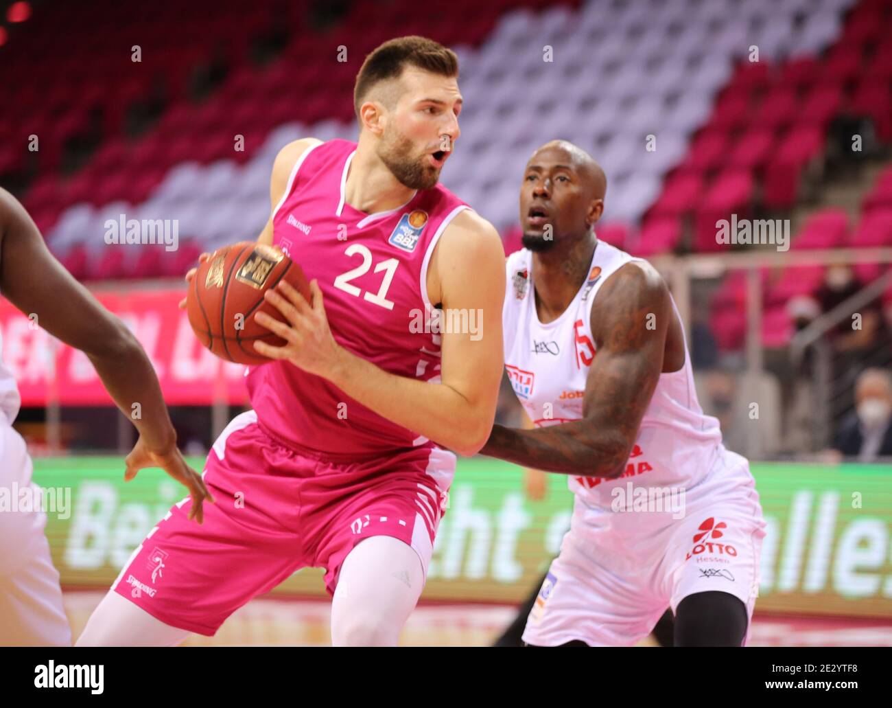 Bonn, Germany, 23.12.2020, Telekom Dome, Basketball Bundesliga, Telekom  Baskets Bonn vs Jobstairs Giessen 46ers: Leon Kratzer (Bonn) und Brandon  Bowm Stock Photo - Alamy