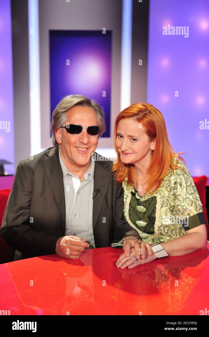 Gilbert Montagne et sa femme Nikole lors de l'enregistrement de l'emission Vie  Privee, Vie Publique a Paris, France, le 12 mai 2010. Photo Max  Colin/ABACAPRESS.COM Stock Photo - Alamy