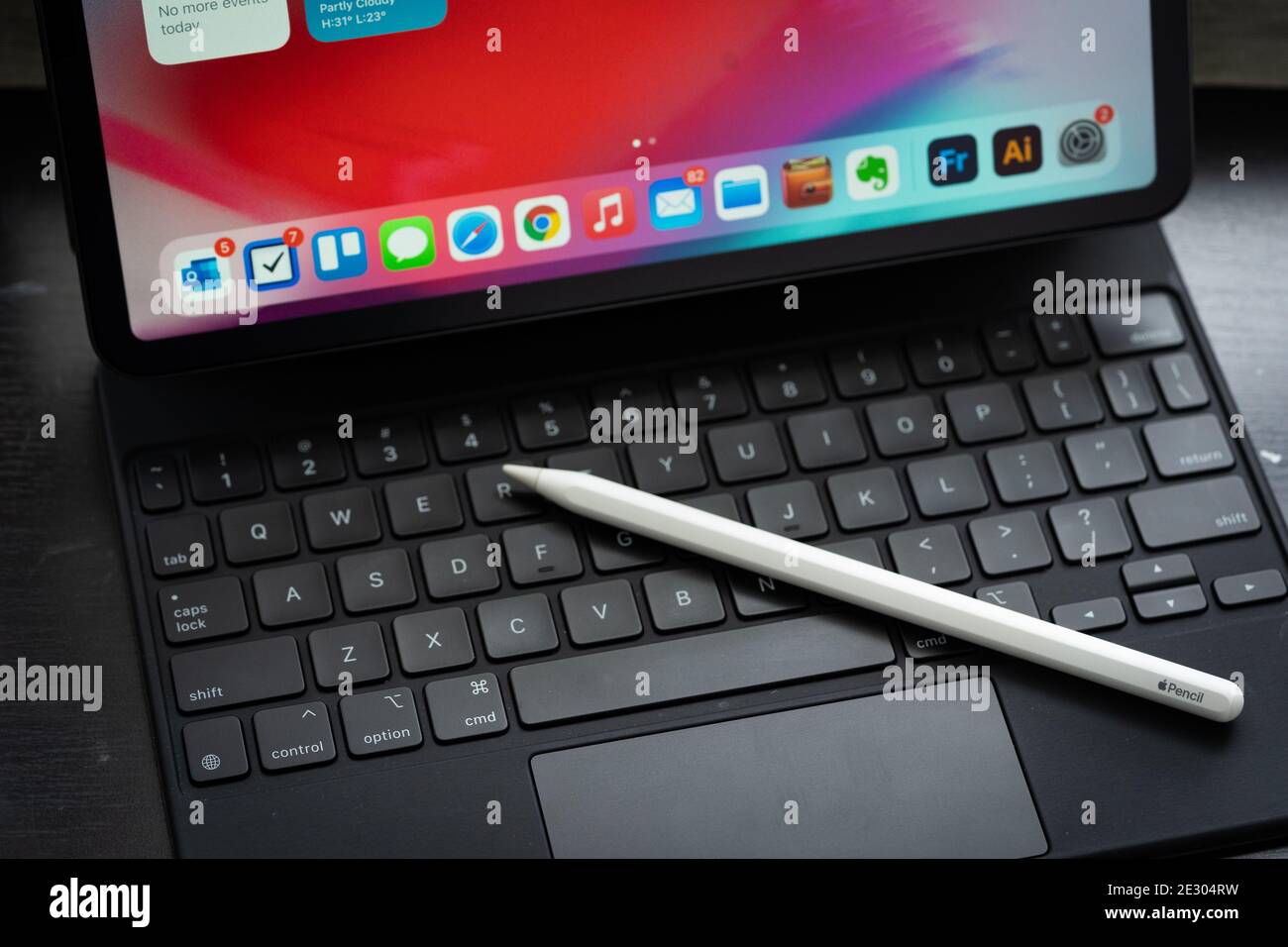 Apple Ipad pro 2020 11 inch with Magic Keyboard and Apple Pencil 