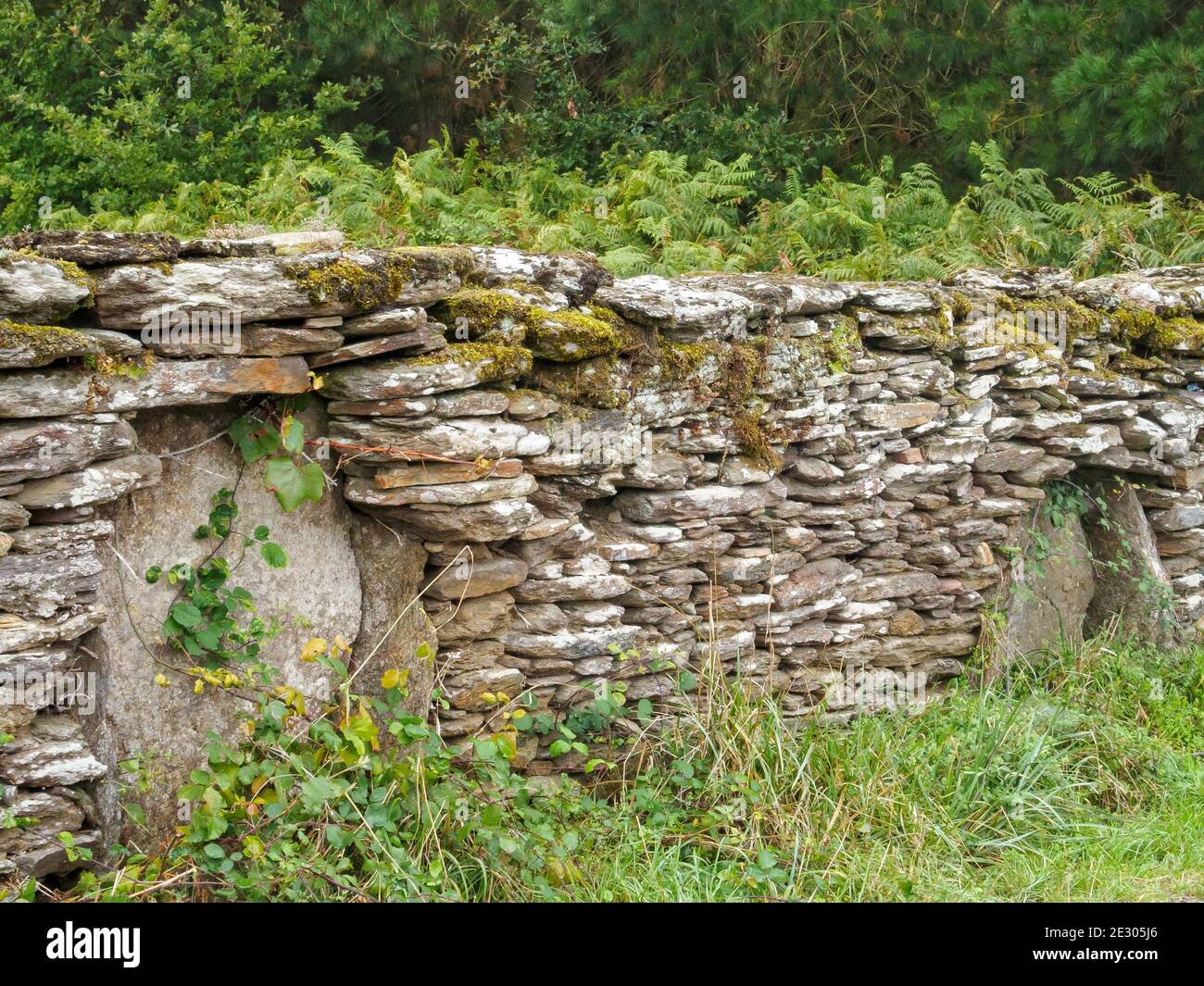 An old dry stone wall hi-res stock photography and images - Alamy