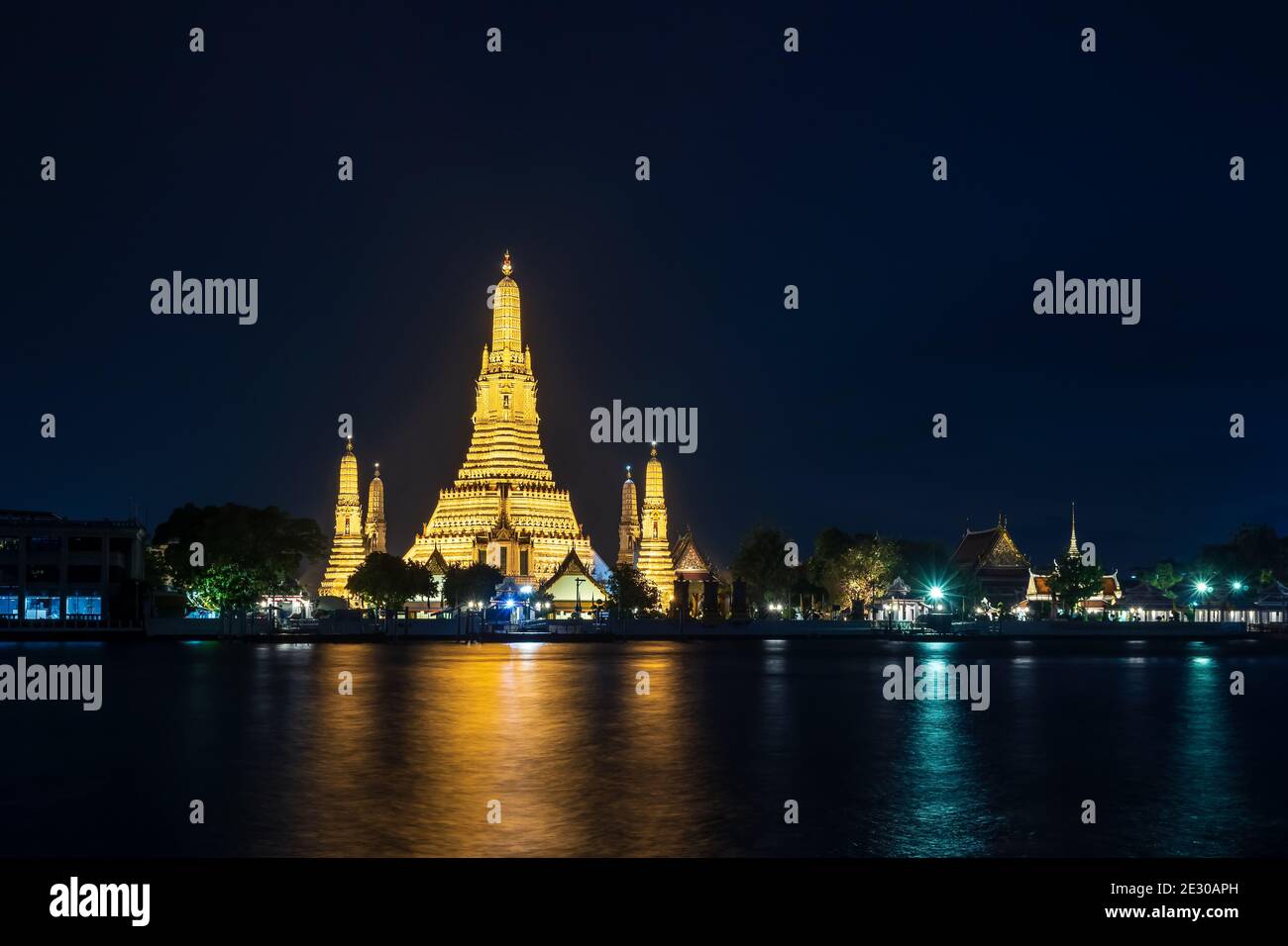 Wat Arun Ratchawararam (Temple of Dawn) and five pagodas at night, famous tourist destination in Bangkok, Thailand Stock Photo