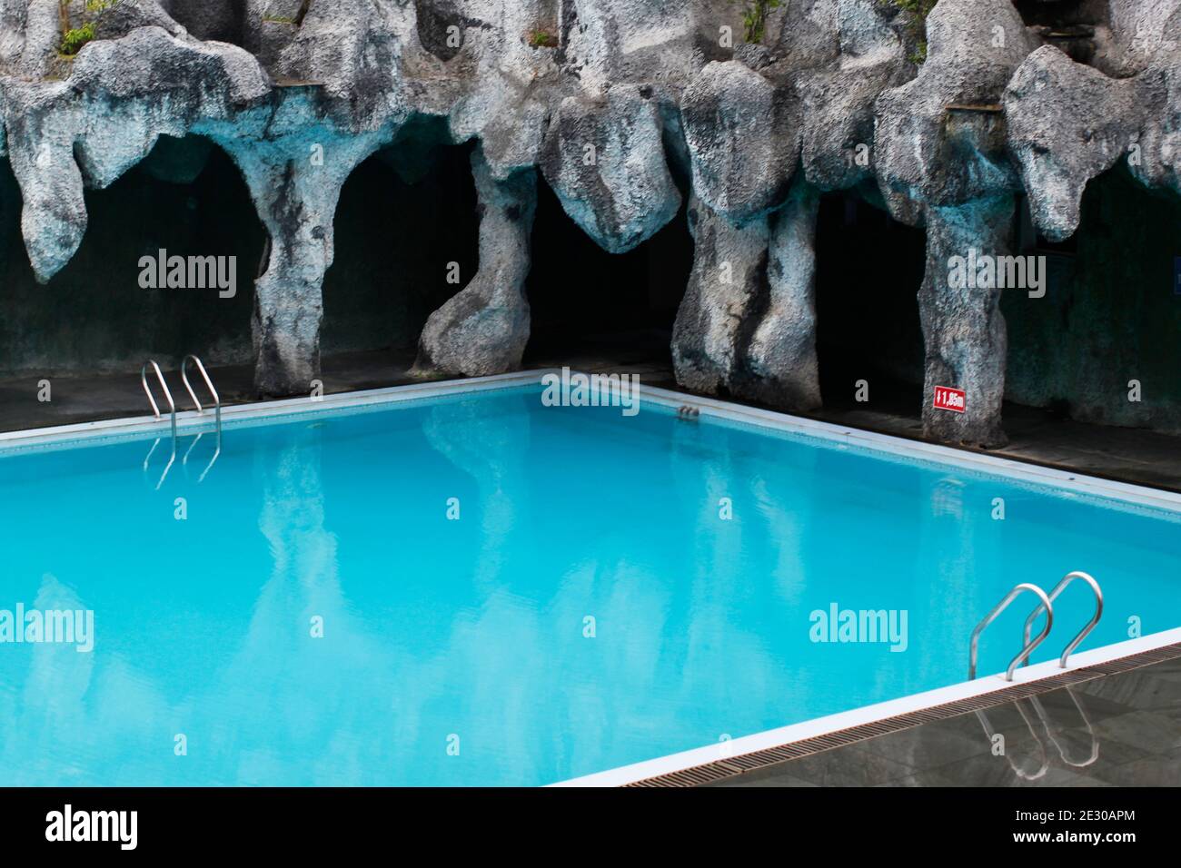 Empty Clean Pool Horizontal view empty swimming hi-res stock photography and images - Alamy