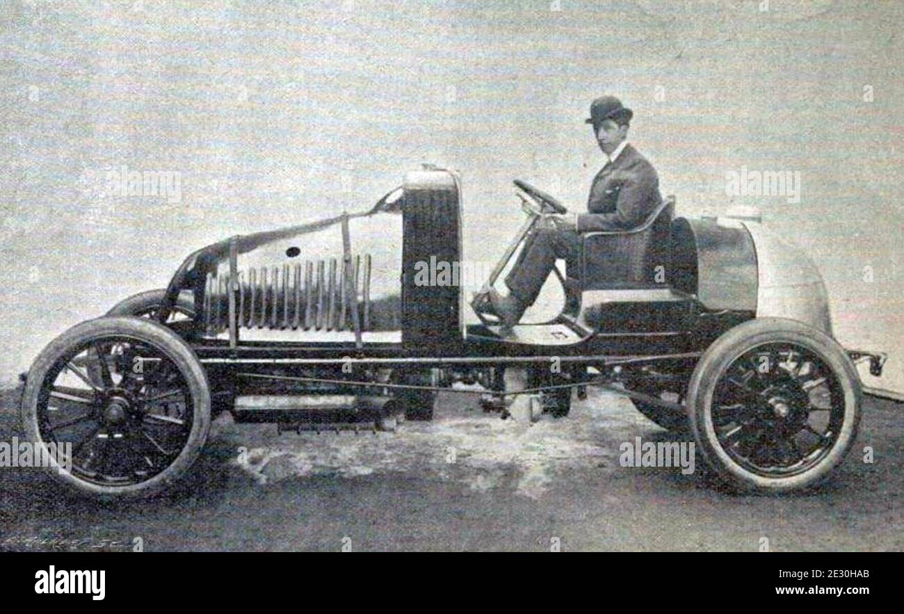 La Renault 60 hp de W. G. Brokaw (ici au volant), 17e avec Maurice Bernin de la Coupe Vanderbilt 1904 - La Vie au Grand Air du 29 septembre 1904 Stock Photo