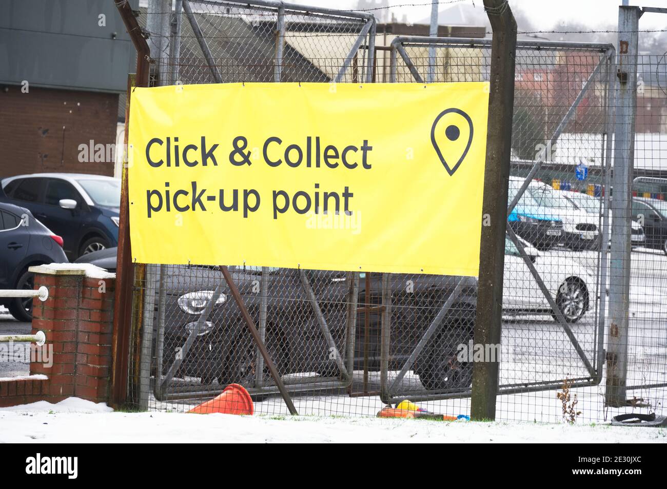 Click and collect store sign at entrance Stock Photo Alamy