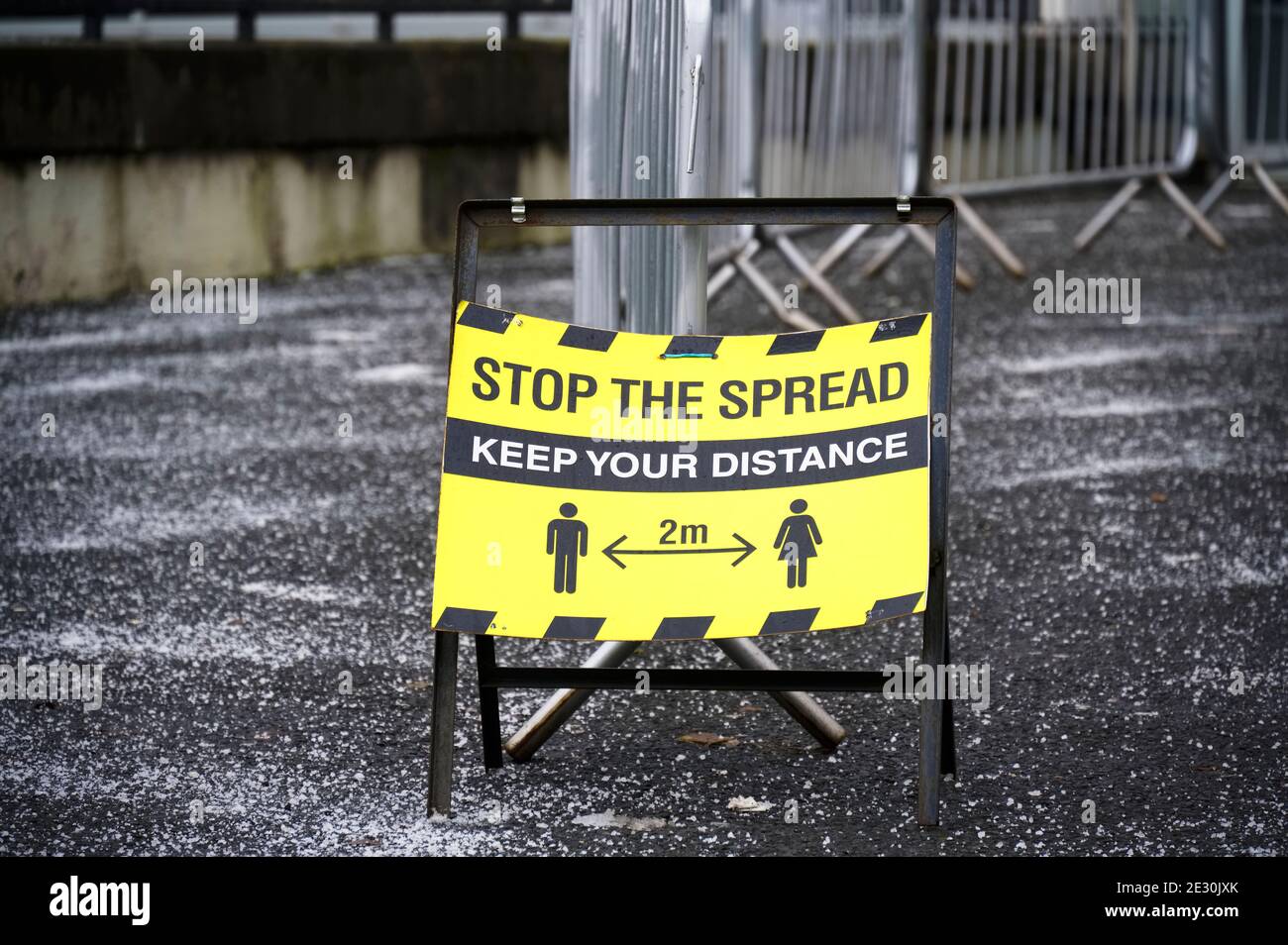 Stop the spread keep your distance sign during the pandemic Stock Photo ...
