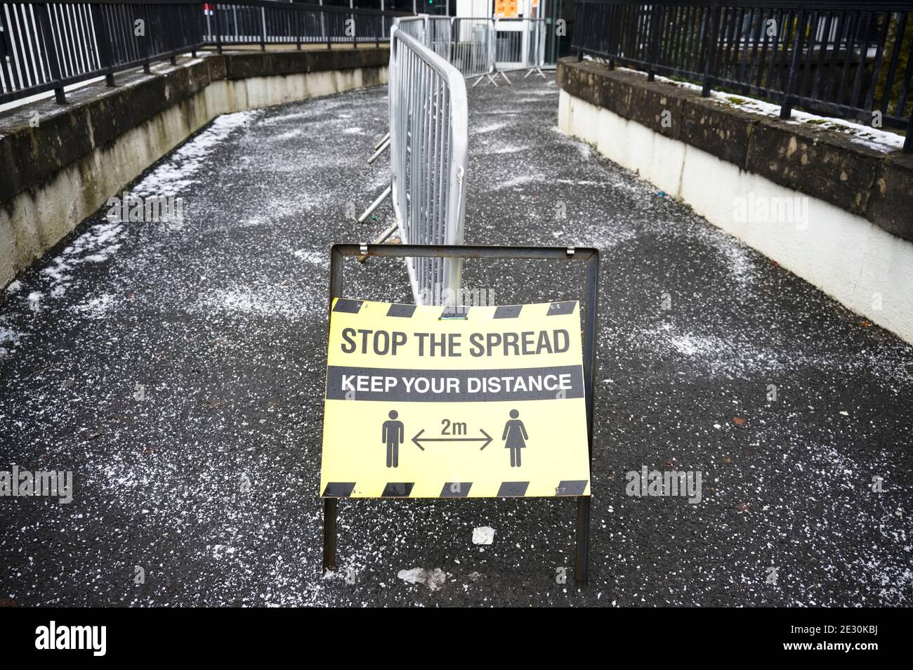 Stop the spread keep your distance sign during the pandemic Stock Photo ...
