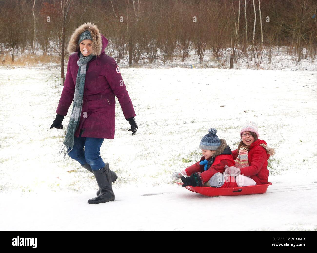 Haverhill, Suffolk UK. 16th January 2021. Elizabeth Mitchell with her children Ivy 5 and Albert 3 have fun in the snow. Credit: Headlinephoto/Alamy Live News. Stock Photo