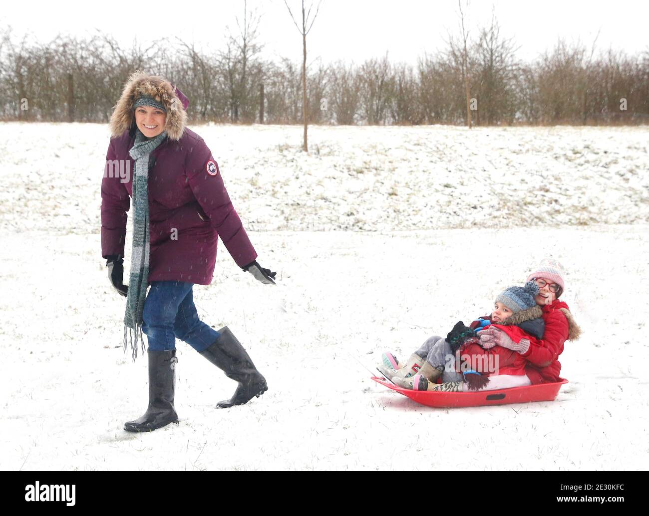Haverhill, Suffolk UK. 16th January 2021. Elizabeth Mitchell with her children Ivy 5 and Albert 3 have fun in the snow. Credit: Headlinephoto/Alamy Live News. Stock Photo