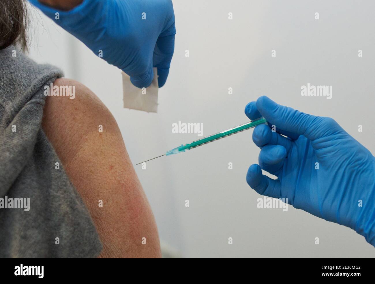Corona COVID-19 Schutzimpfung mit Impfstoff Comirnaty ( BNT162b2, Biontech / Pfizer ) Covid-19 mRNA vaccine für Senioren, vaccination for senior citizen in Marktoberdorf, Bavaria, Germany, January 15, 2021. © Peter Schatz / Alamy Live News Stock Photo