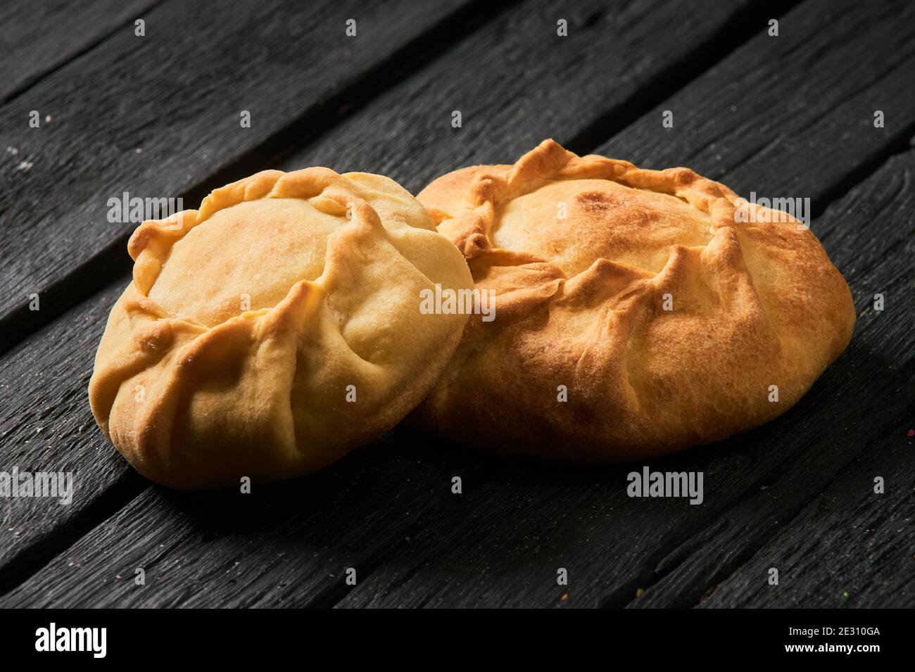 Tatar pie triangle echpochmak, Russian kurnik, delicious pastry with  chicken and potatoes. Traditional food, quick snack of dough Stock Photo -  Alamy