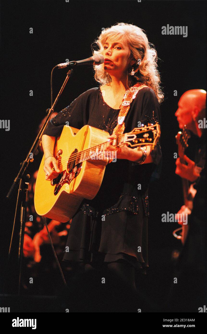 emmy-lou-harris-hi-res-stock-photography-and-images-alamy