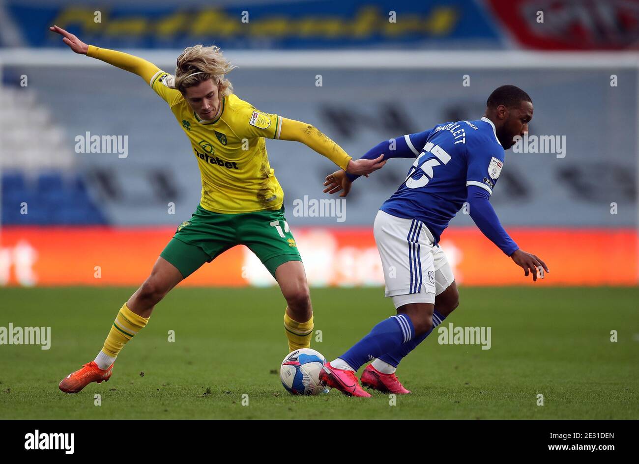 Norwich City's Todd Cantwell (left) and Cardiff City's Junior Hoilett battle for the ball during the Sky Bet Championship match at the Cardiff City Stadium, Cardiff. Stock Photo