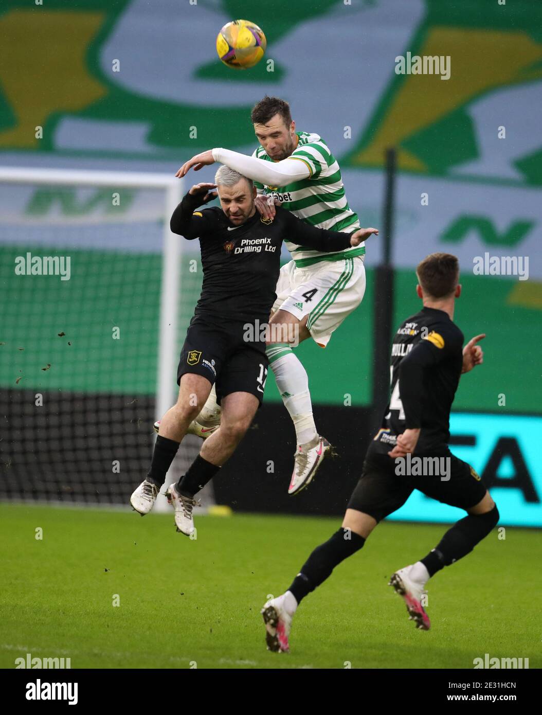 Cetic's Shane Duffy (right) and Livingston's Scott Robinson (left) battle  for the ball in the air during the Scottish Premiership match at Celtic  Park, Glasgow Stock Photo - Alamy