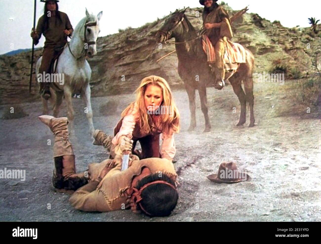 femte Diskurs legemliggøre RED SUN 1971 National General Pictures film with Ursula Andress Stock Photo  - Alamy
