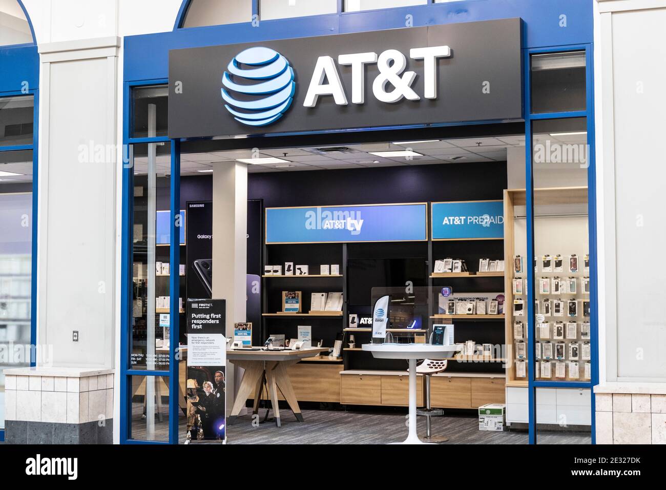 Indianapolis - Circa January 2021: AT&T cell phone retail store. AT&T  wrapped up its merger with WarnerMedia and now controls HBO, CNN and  DirecTV Stock Photo - Alamy