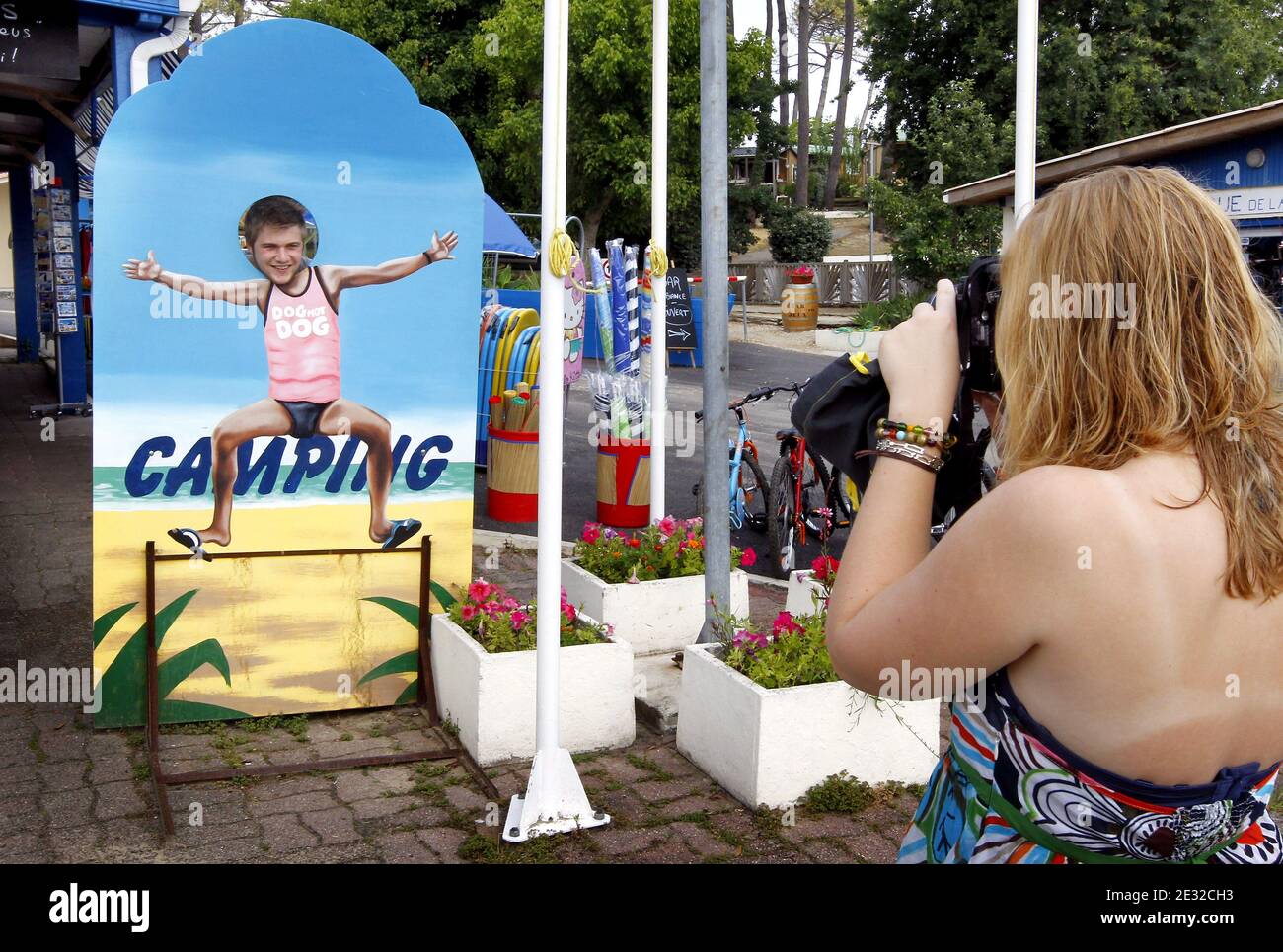 Suite au succes du film 'Camping 2', le camping des Flots Bleus, lieu du  tournage du film au Pyla pres dÍArcachon dans le sud ouest de la France,  affiche de nouveau complet