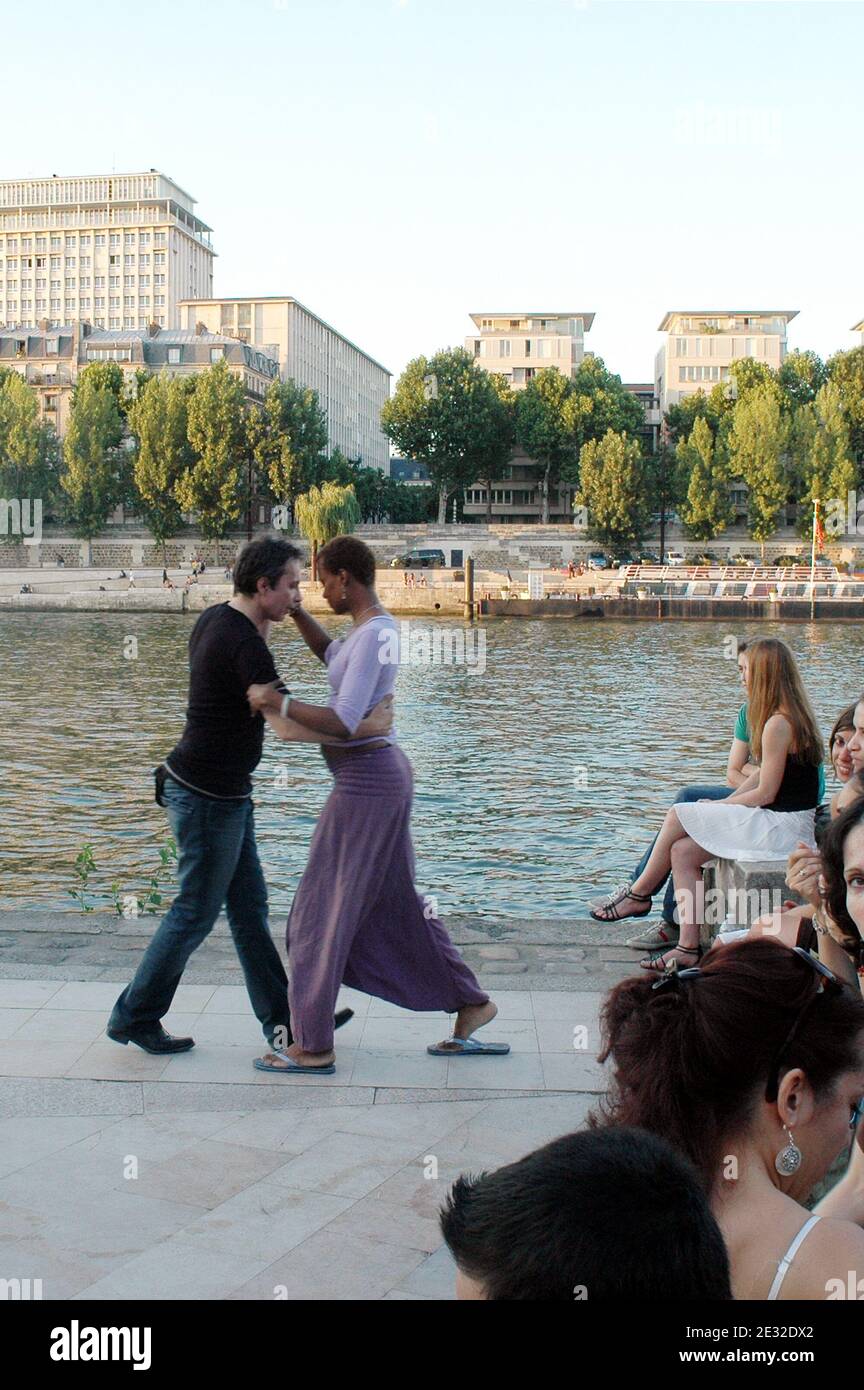 Dancers perform Argentine tango during a dance evening on the left bank of the river Seine at the Quai Saint-Bernard in Paris, France on July 4, 2010. The dance evenings were created by the association 'Paris Danses En Seine', and have been in place for the last 10 years. Photo by Alain Apaydin/ABACAPRESS.COM Stock Photo