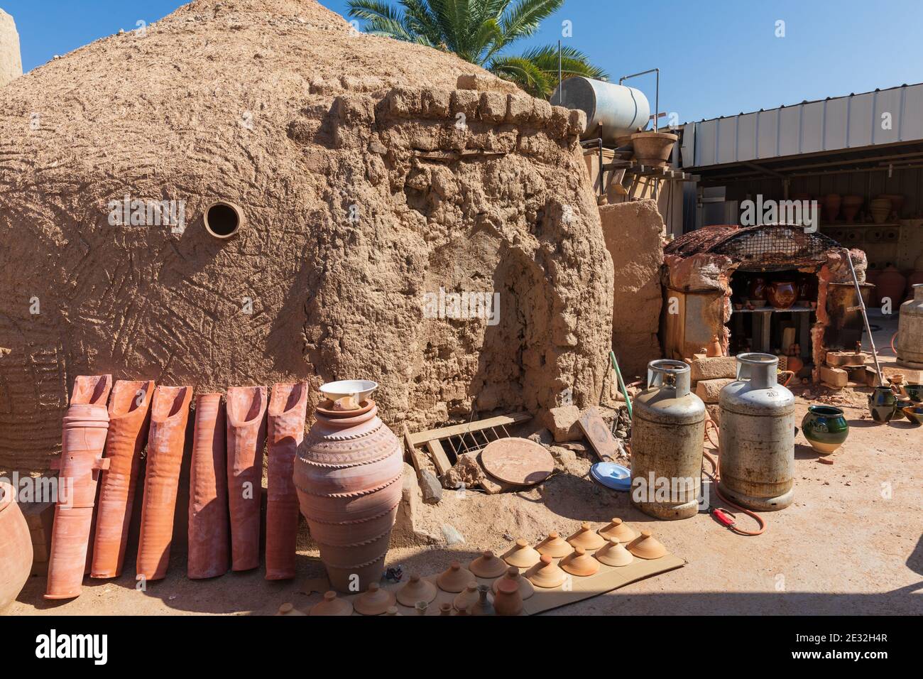 Arabian pottery hires stock photography and images Alamy