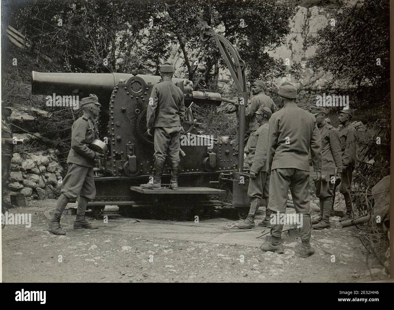 Laden des 21 cm Mörsers ''Hund''. Aufgenommen am 4. Juni 1916 Stock Photo -  Alamy