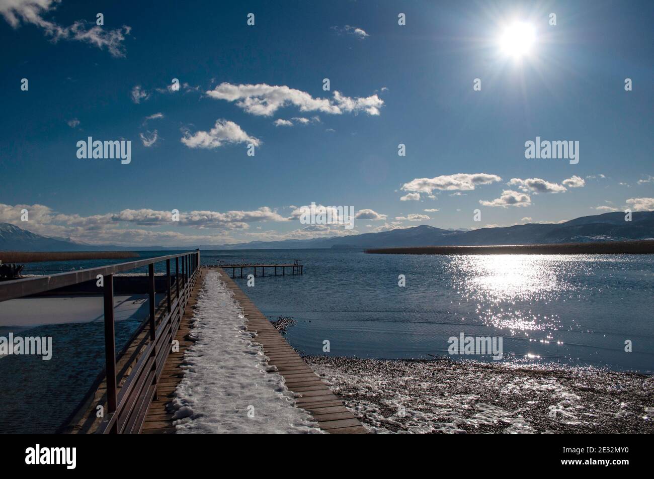 Frost covered wooden pier hi-res stock photography and images - Alamy