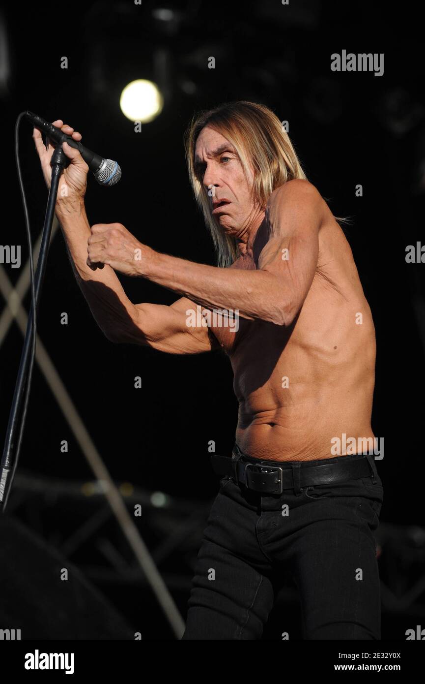 Iggy Pop during the Paleo Festival in Nyon, Switzerland on July 20, 2010.  Photo by Loona/ABACAPRESS.COM Stock Photo - Alamy